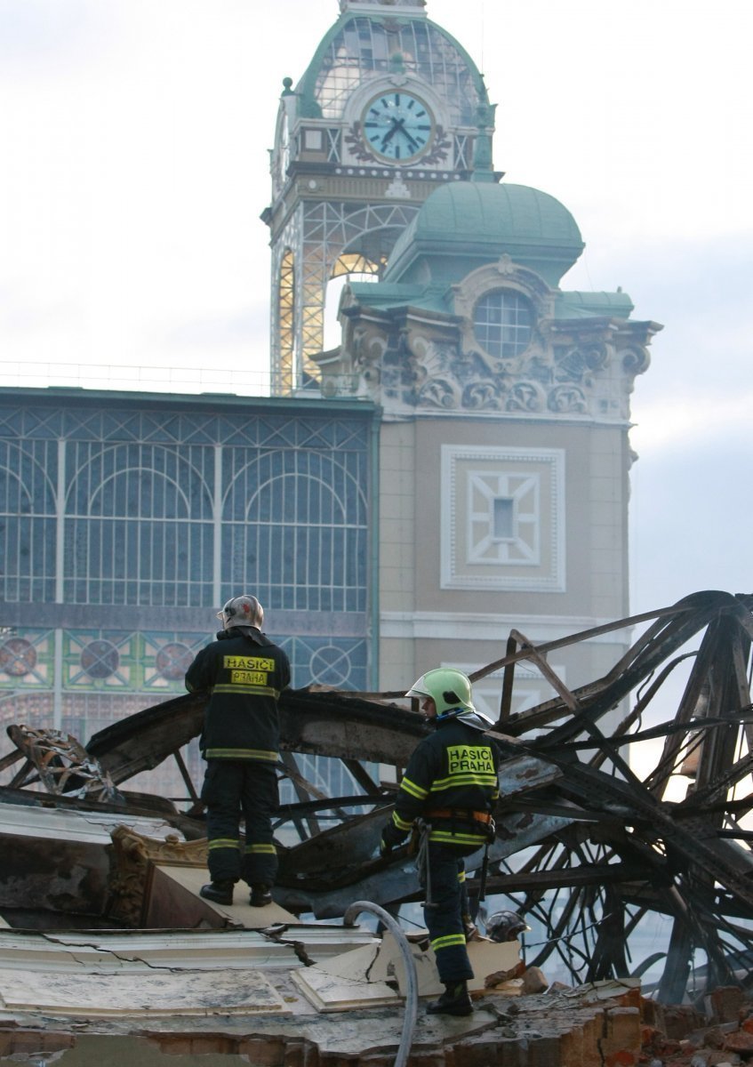 Trosky po požáru Průmyslového paláce