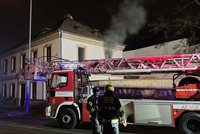 Požár v pražských Záběhlicích: Hoří dům plný odpadků, jedna osoba skončila v péči lékařů