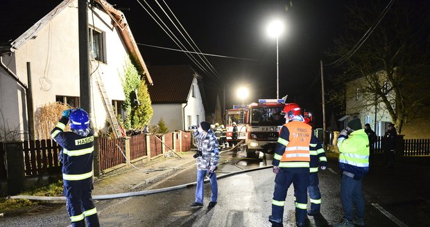 Smrt v plamenech: Při požáru domu na Berounsku zemřela žena