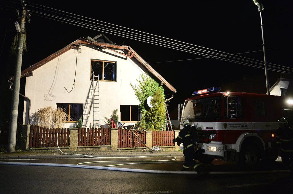 Při požáru domu na Berounsku zemřela žena.