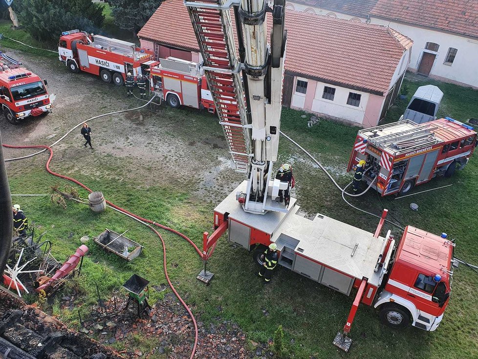Požár stodoly v zámeckém statku v Újezdu nade Mží u Plzně zničil expozici zemědělského a vesnického života.