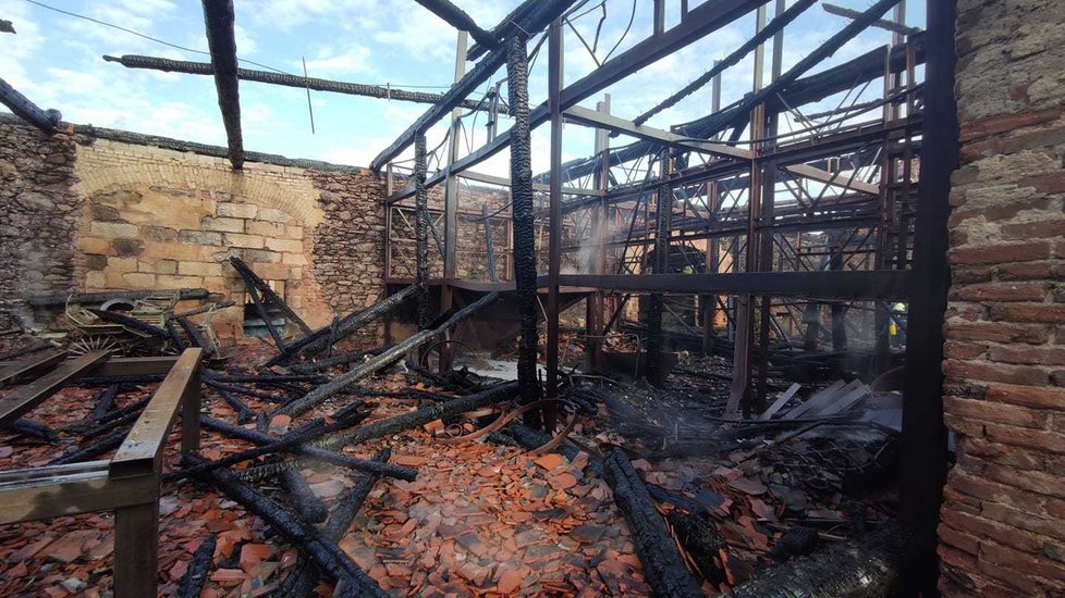 Požár stodoly v zámeckém statku v Újezdu nade Mží u Plzně zničil expozici zemědělského a vesnického života.