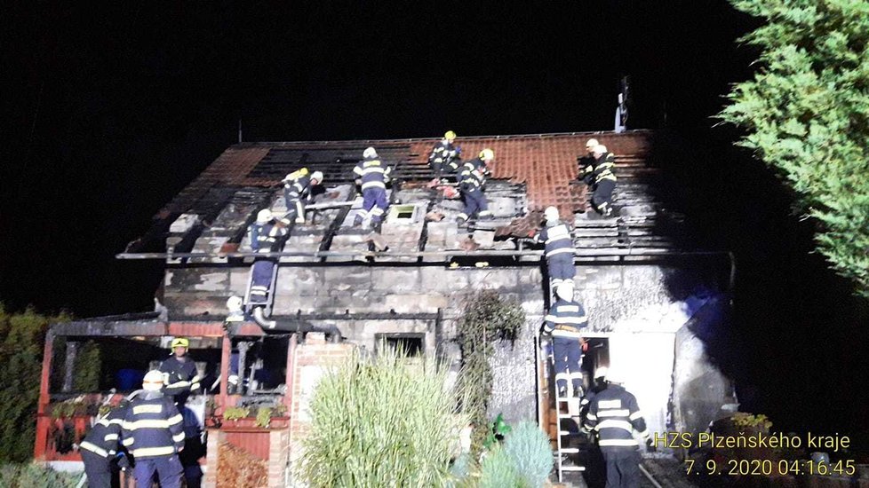 Požár rodinného domu v Čemínech u Plzně.