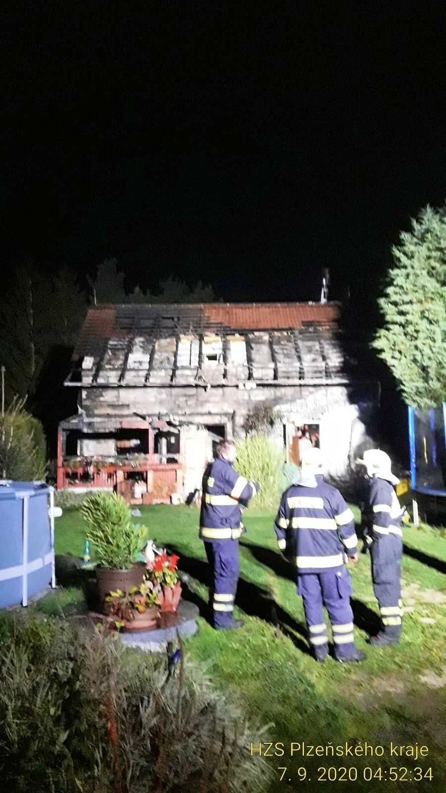 Požár rodinného domu v Čemínech u Plzně.