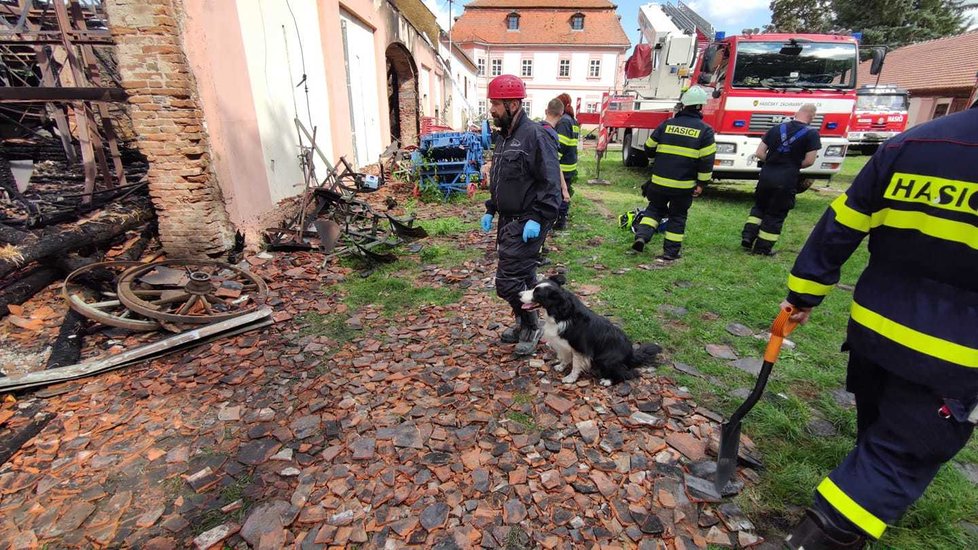 Požár stodoly v zámeckém statku v Újezdu nade Mží u Plzně zničil expozici zemědělského a vesnického života, služební pes na místě hledal urychlovače hoření.