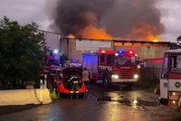 Obří požár haly v Zápech: Někdo ji zapálil úmyslně?! Policisté pracují se třemi verzemi