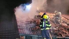 Žhář zapálil dům s rodinou?! Střecha v plamenech, jeden zraněný v nemocnici