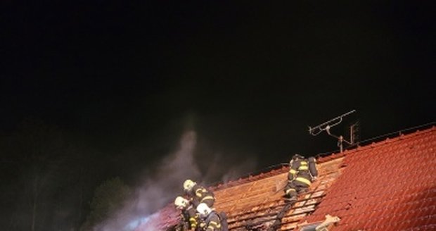 Hasiči likvidovali požár střechy rodinného domu v Novém Jičíně. Podle policie šlo o žhářství.
