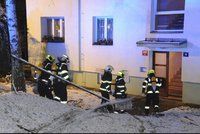 Nepříjemné probuzení: Obyvatele domu na Žižkově vyhnali hasiči. Hořelo v jednom z bytů