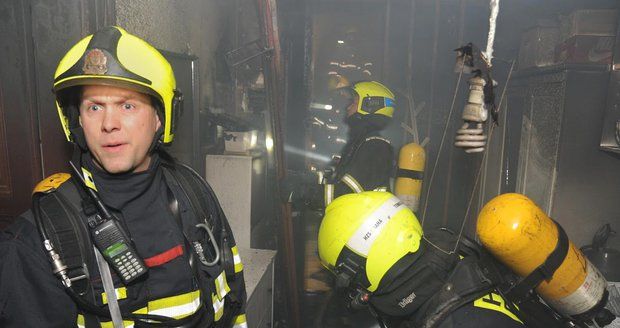 Z bytu na Žižkově šlehaly plameny: Hasiči zachránili člověka, dalších sedm evakuovali