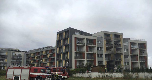 Na sídlišti Metropole Zličín hořel byt v přízemí: 20 osob bylo evakuováno