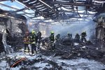 V ulici V Pískovně došlo k požáru obchodu s nábytkem. (4. listopad 2023)