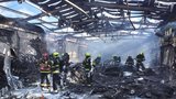 Požár na Zličíně: Plameny se „vetřely“ do prodejny s nábytkem. Přes 15 milionů napáchaných škod
