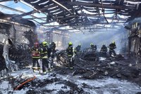 Požár na Zličíně: Plameny se „vetřely“ do prodejny s nábytkem. Přes 6 milionů napáchaných škod
