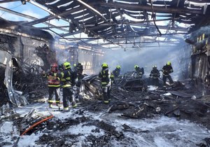V ulici V Pískovně došlo k požáru obchodu s nábytkem. (4. listopad 2023)