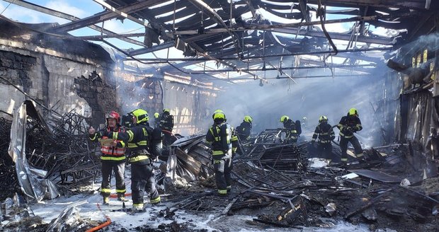 V ulici V Pískovně došlo k požáru obchodu s nábytkem. (4. listopad 2023)
