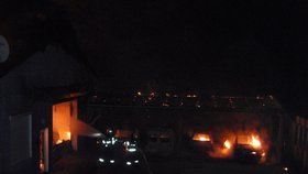 Ve Slavičíně hořela budova plná zaparkovaných automobilů.