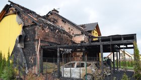 Nový domek a dvě auta spolykal požár - škoda byla za 6 milionů