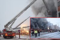 Požár skladu ve Zlíně hasiči zlikvidovali: Vyhořelou budovu zbourají
