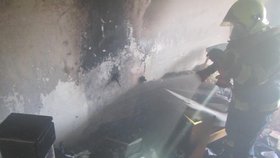 V bytovém domě ve Zlíně hořelo, tři lidé se nadýchali zplodin.