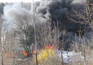 Požár skládky pneumatik a plastů ve Všemině na Zlínsku