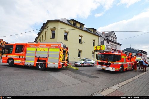 Při požáru dveří do dvora domu se nadýchalo osm lidí kouře, devátý se zranil při skoku z okna prvního patra.