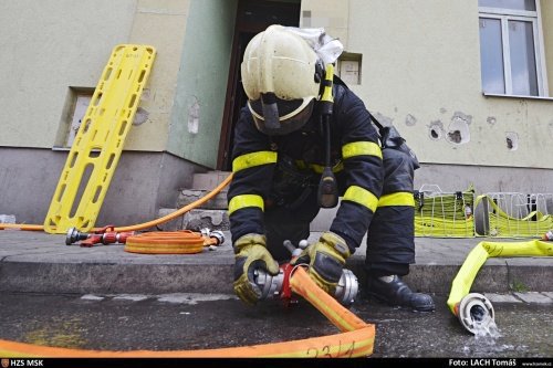 Při požáru dveří do dvora domu se nadýchalo osm lidí kouře, devátý se zranil při skoku z okna prvního patra.