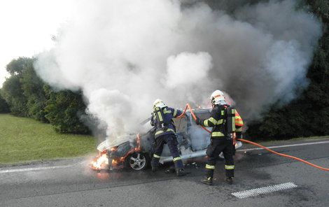 Při příjezdu hasičů bylo auto v jednom ohni.