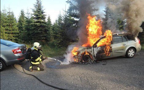 Auto začalo hořet v pondělí večer v obci Bílý Potok. 