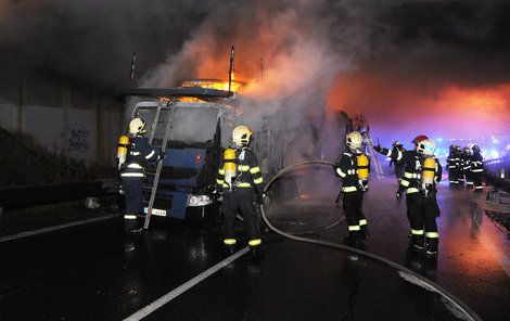 Zatímco hasiči bojovali s ohněm, policie na místě odkláněla dopravu.