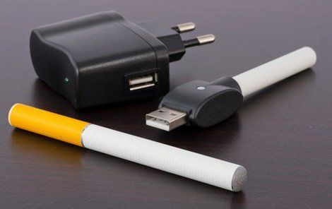 Od nabíječky elektronické cigarety vzplál rodinný dům.