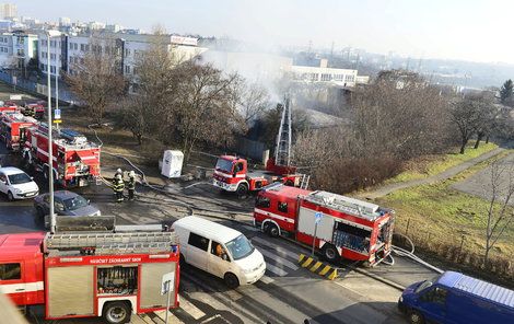 Požár likvidovalo třináct jednotek hasičů.