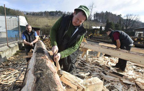 Bystřičce na Vsetínsku opracovávají dřevo tradičním způsobem, jenž se využívá už jen výjimečně.