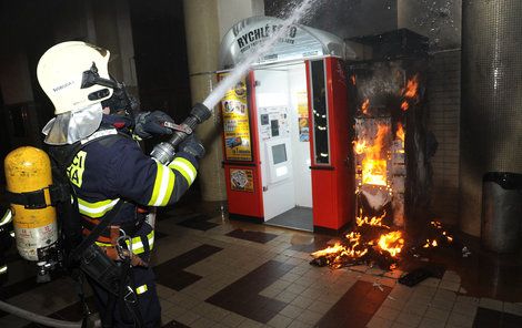 Po uhašení požáru museli hasiči ještě odvětrat od dusivého dýmu celou nádražní halu.