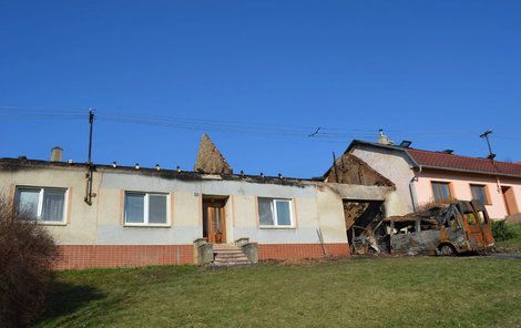 Vlevo zničený dům Čechmanových, vpravo vyhořelo Zábojníkovým celé podkroví. Příčina? Dodávka.