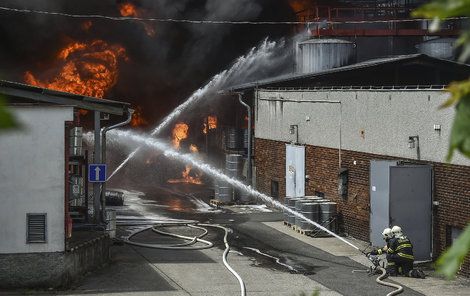 Hasiči statečně bojovali s velkými plameny.