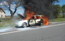 Hořelo auto se 4 dětmi! Zoufalá matka bojovala jako lvice