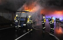 Vážná nehoda v Praze kvůli závadě na pneumatice: Shořel kamion a šest osobáků! 