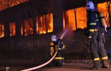 Požár zničil lakovnu u Prahy: Mrtvola na spáleništi!