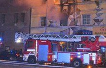 Požár penzionu v Plzni: Host na římse  volal o pomoc
