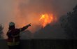 Portugalsko: Hasiči se snaží uhasit plameny v přírodním parku Sintra-Cascais v Portugalsku.