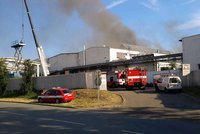 Výrobní halu zapálila zřejmě špatná ventilace, hasiči bojovali s plameny tři hodiny