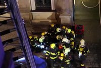 Video, ze kterého mrazí: Takhle hasiči-hrdinové bojovali o život lidí vynesených z ohnivého pekla