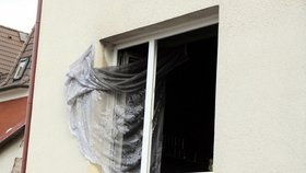 Hasiči zasahovali ve třetím patře panelového bytu v Žatci
