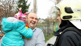 Hasiči předali holčičku do náruče šťastného tatínka.