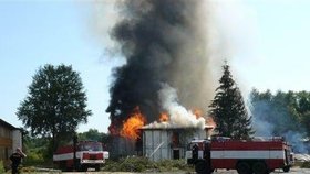 Osm jednotek hasičů bojovalo s ohněm 12 hodin.
