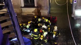 Resuscitace při sobotním požáru hotelu v Náplavní