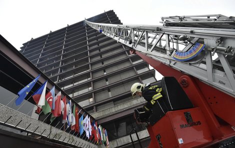 Hořet začalo ve 14. patře, hasiči museli použít padesátimetrový žebřík.