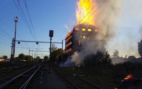 Oheň poškodil i elektrické vedení dráhy.