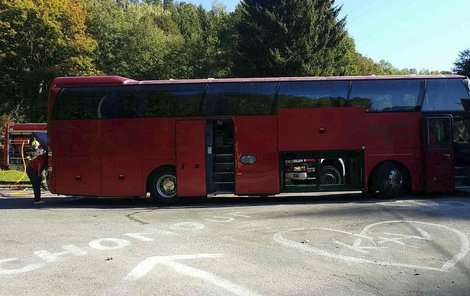 Hasiči včera dopoledne likvidovali požár autobusu v Cotkytli u Lanškrouna.